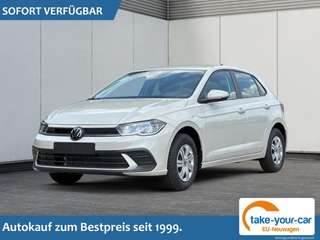 Schräge Frontansicht auf einen Volkswagen Polo , freigestellt