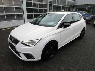 Schräge Frontansicht auf einen SEAT Ibiza , freigestellt