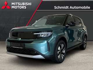 Schräge Frontansicht auf einen Opel Frontera , freigestellt