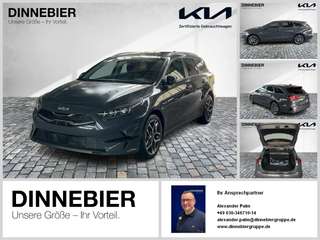 Schräge Frontansicht auf einen Kia cee'd , freigestellt