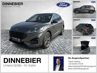 Schräge Frontansicht auf einen Ford Kuga , freigestellt
