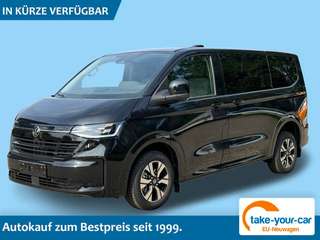 Schräge Frontansicht auf einen Volkswagen Caravelle , freigestellt