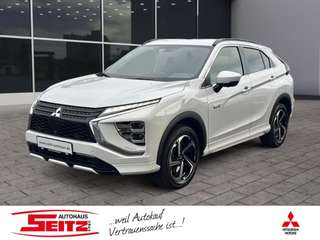 Schräge Frontansicht auf einen Mitsubishi Eclipse Cross , freigestellt