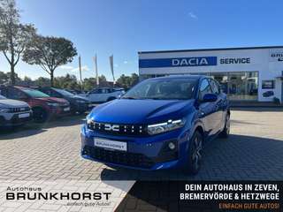 Schräge Frontansicht auf einen Dacia Sandero , freigestellt