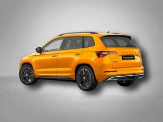 Schräge Frontansicht auf einen Skoda Karoq , freigestellt