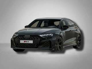 Schräge Frontansicht auf einen Audi RS3 , freigestellt