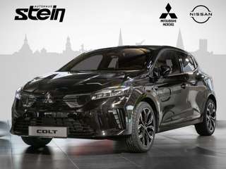 Schräge Frontansicht auf einen Mitsubishi Colt , freigestellt