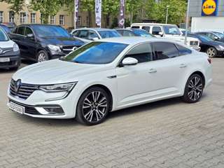 Schräge Frontansicht auf einen Renault Talisman , freigestellt
