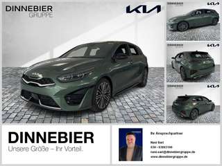 Schräge Frontansicht auf einen Kia cee'd , freigestellt