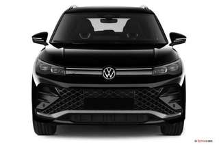 Schräge Frontansicht auf einen Volkswagen Tiguan , freigestellt