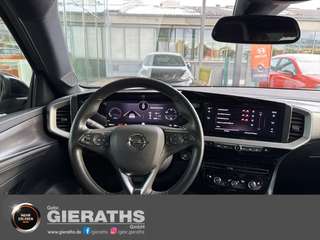 Schräge Frontansicht auf einen Opel Mokka , freigestellt