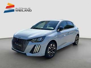 Schräge Frontansicht auf einen Peugeot 208 , freigestellt