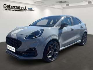 Schräge Frontansicht auf einen Ford Puma , freigestellt