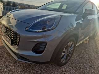 Schräge Frontansicht auf einen Ford Puma , freigestellt