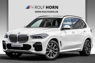 Schräge Frontansicht auf einen BMW X5 , freigestellt