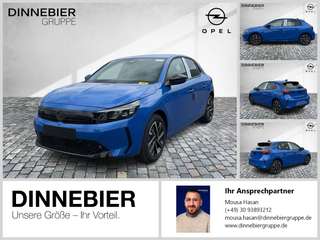 Schräge Frontansicht auf einen Opel Corsa , freigestellt