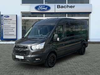 Schräge Frontansicht auf einen Ford Transit , freigestellt