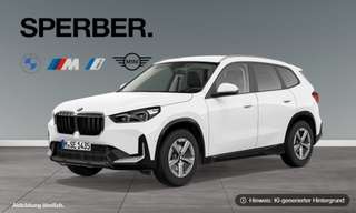 Schräge Frontansicht auf einen BMW X1 , freigestellt