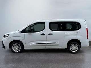 Schräge Frontansicht auf einen Toyota Proace City , freigestellt