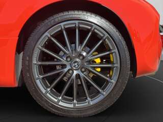 Schräge Frontansicht auf einen Abarth 500e , freigestellt