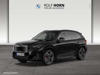 Schräge Frontansicht auf einen BMW iX1 , freigestellt