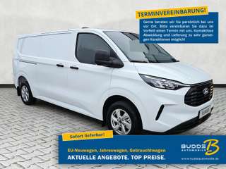 Schräge Frontansicht auf einen Ford Transit Custom , freigestellt