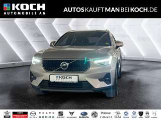 Schräge Frontansicht auf einen Volvo XC40 , freigestellt