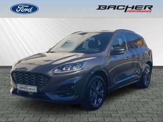 Schräge Frontansicht auf einen Ford Kuga , freigestellt