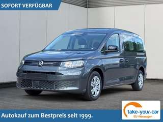 Schräge Frontansicht auf einen Volkswagen Caddy , freigestellt