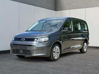 Schräge Frontansicht auf einen Volkswagen Caddy , freigestellt