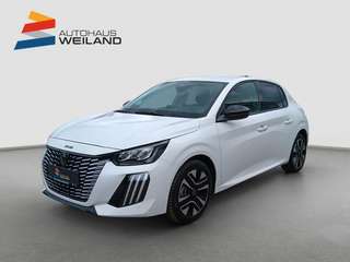 Schräge Frontansicht auf einen Peugeot 208 , freigestellt