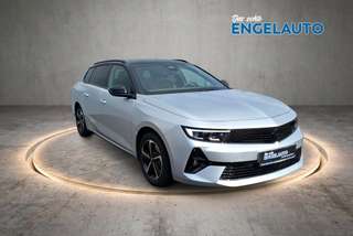 Schräge Frontansicht auf einen Opel Astra , freigestellt