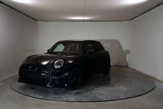 Schräge Frontansicht auf einen MINI COOPER , freigestellt