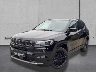 Schräge Frontansicht auf einen Jeep Compass , freigestellt