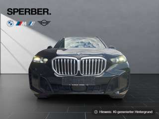 Schräge Frontansicht auf einen BMW X5 , freigestellt