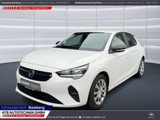 Schräge Frontansicht auf einen Opel Corsa , freigestellt