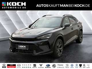 Schräge Frontansicht auf einen CUPRA Formentor , freigestellt