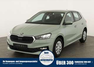 Schräge Frontansicht auf einen Skoda Fabia , freigestellt