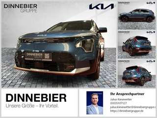 Schräge Frontansicht auf einen Kia Niro , freigestellt