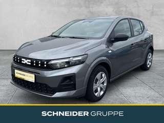Schräge Frontansicht auf einen Dacia Sandero , freigestellt