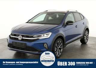 Schräge Frontansicht auf einen Volkswagen Taigo , freigestellt