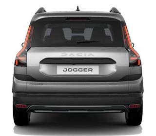 Schräge Frontansicht auf einen Dacia Jogger , freigestellt