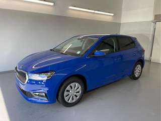 Schräge Frontansicht auf einen Skoda Fabia , freigestellt