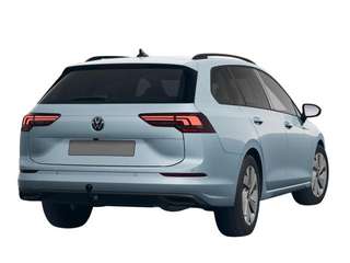 Schräge Frontansicht auf einen Volkswagen Golf , freigestellt