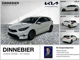 Schräge Frontansicht auf einen Kia cee'd , freigestellt