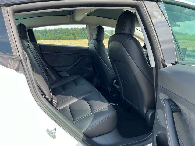 Fahrzeugbild eines TESLA Model 3