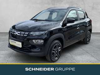 Schräge Frontansicht auf einen Dacia Spring , freigestellt