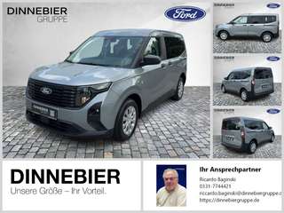 Schräge Frontansicht auf einen Ford Tourneo Courier , freigestellt