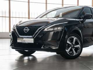 Schräge Frontansicht auf einen Nissan Qashqai , freigestellt