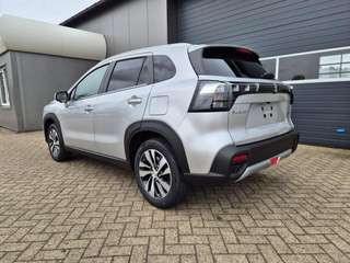 Schräge Frontansicht auf einen Suzuki S-Cross , freigestellt